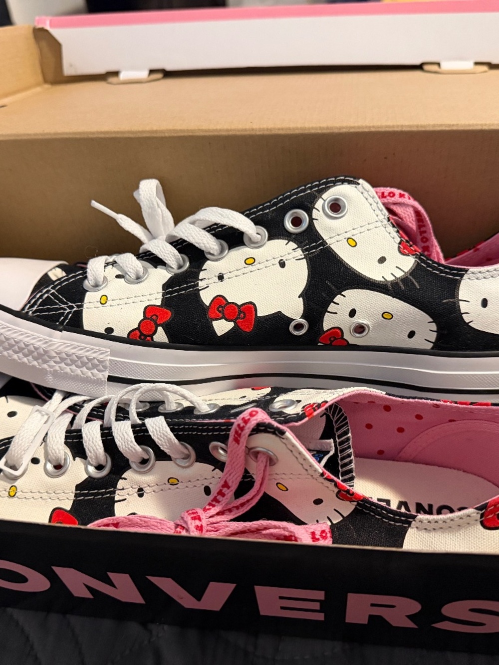 Hello Kitty x Converse Chuck Taylor All Star NWT Men’s 10 Women’s 12